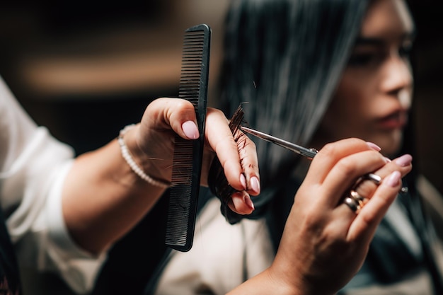 美しい若い女性がヘアサロンにいる