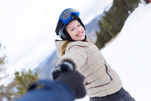 Photo beautiful young woman having fun over winter background.