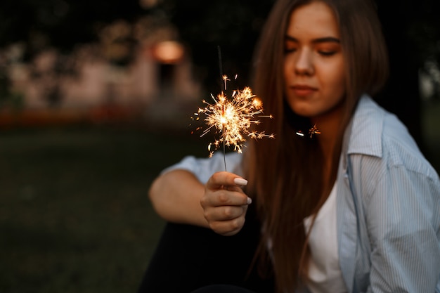 Bella giovane donna che tiene una stella filante