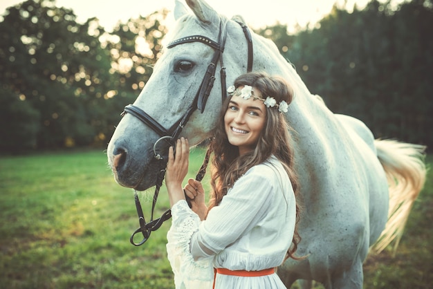 美しい若い女性と馬