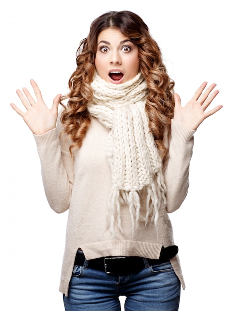 Foto bella giovane donna nel sorridere tricottato del maglione della lana