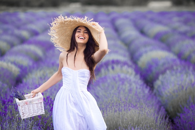 Lavander 필드에서 아름 다운 젊은 여자