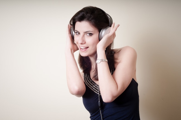 Foto bella giovane donna che ascolta la musica