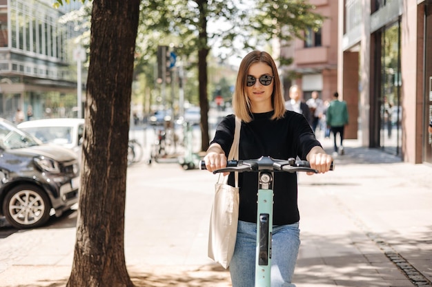写真 美しい若い女性が路上で自転車でカメラを見て