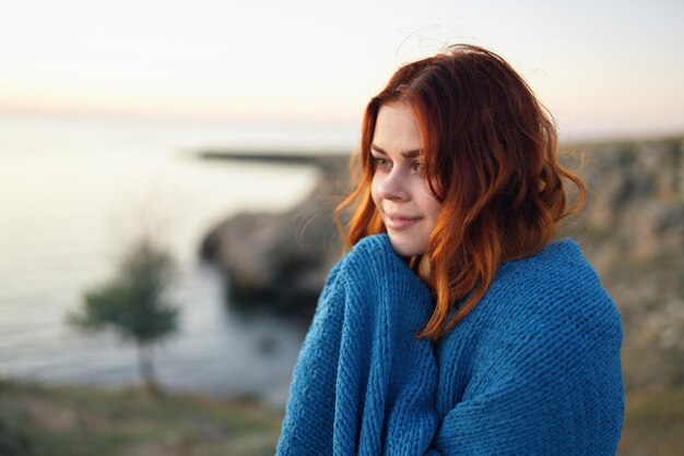 Foto bella giovane donna che guarda la spiaggia contro il cielo