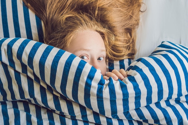 Photo beautiful young woman lying down in bed and sleeping. do not get enough sleep concept