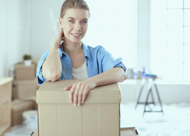 Photo beautiful young woman moving to new home