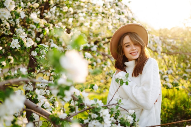 咲く春の木の近くの美しい若い女性若者はロマンチックなコンセプトが大好き