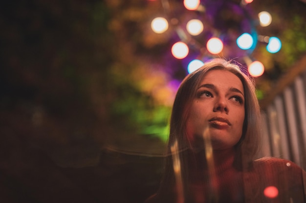 Foto una bellissima giovane donna di notte