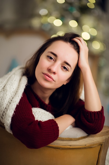 写真 自宅でクリスマスの美しい若い女性