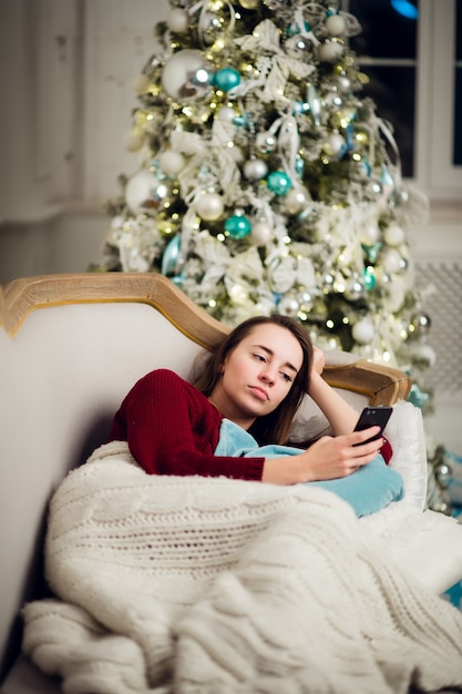 写真 自宅でクリスマスの美しい若い女性