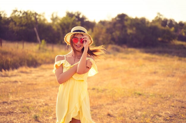 Photo beautiful young woman outdoor on the hill on a summer day