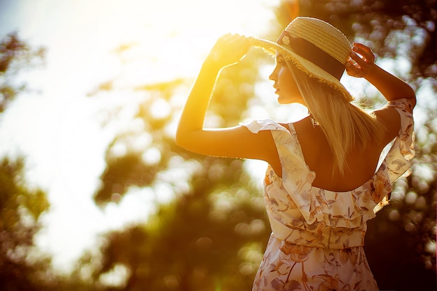 Foto bella giovane donna all'aperto in una giornata estiva