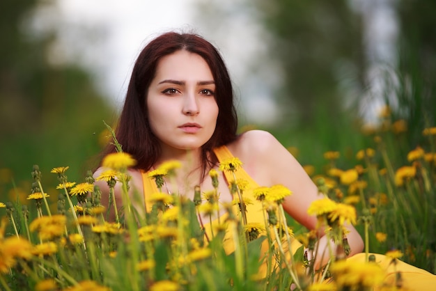 Bella giovane donna all'aperto. godi la natura. ragazza in buona salute in erba verde.