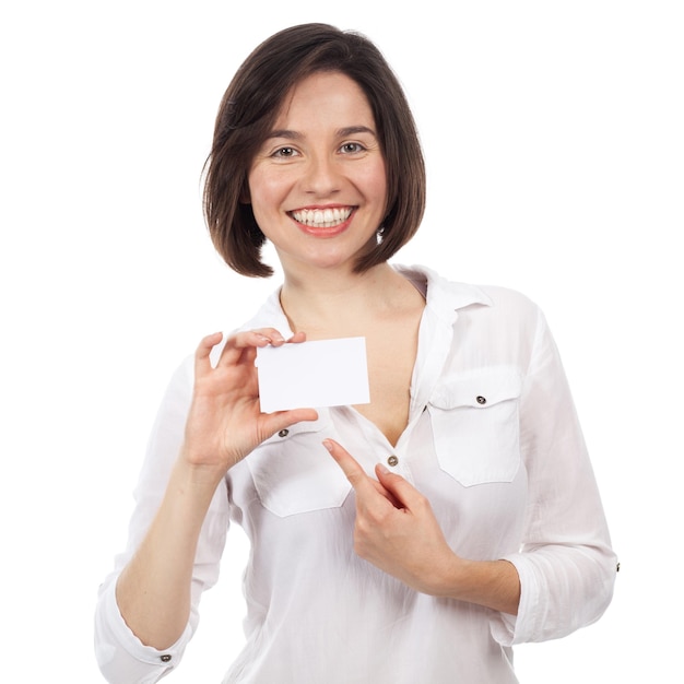 白い上に隔離された白い名刺を指している美しい若い女性