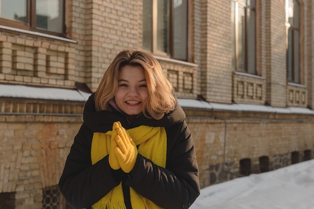 Photo a beautiful young woman posing outdoor