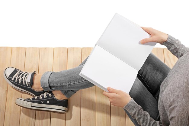 Photo beautiful young woman reading book on white background