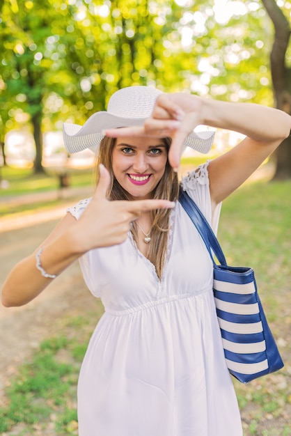 Bellissima giovane donna nella vita reale, facendo la cattura del frame