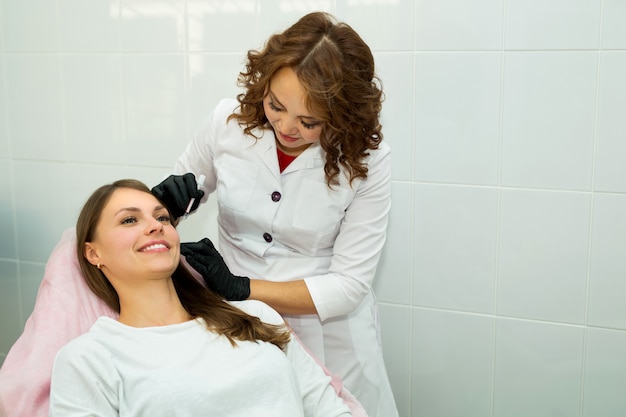 Photo beautiful young woman at a reception at a beautician in a beauty salon