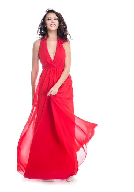 Foto bella giovane donna in un vestito rosso