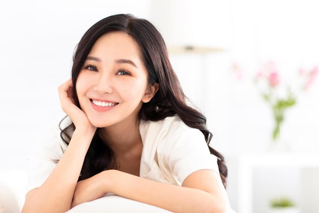 Photo beautiful young woman relax on the sofa