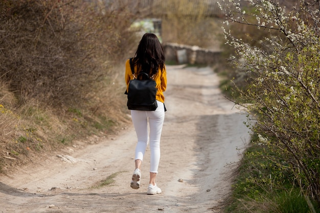 Foto bella giovane donna che si rilassa all'aperto