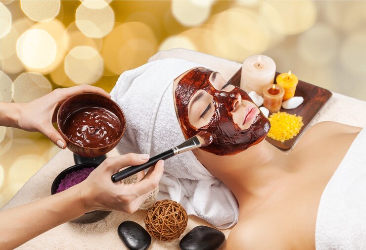 Photo beautiful young woman  at salon spa