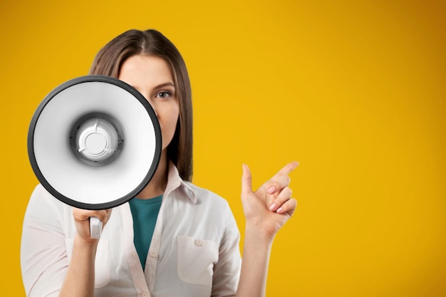 Photo beautiful young woman screaming in megaphone