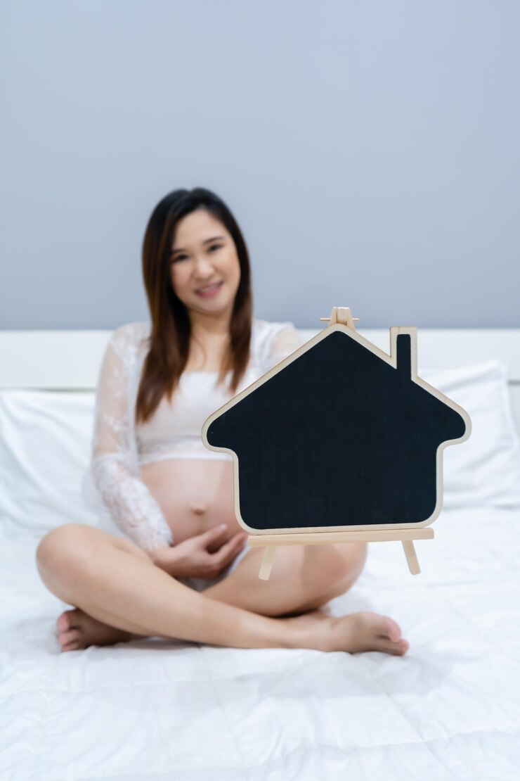 Photo 家のベッドに座っている美しい若い女性