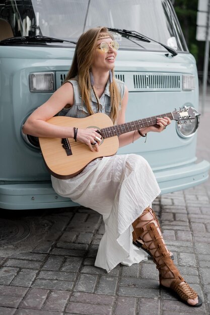 Photo beautiful young woman sitting in car