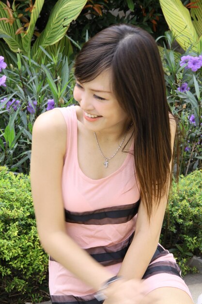 Photo beautiful young woman sitting outdoors