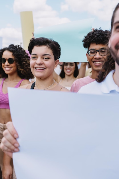 Photo beautiful young woman smiling in the crowd vertival photo