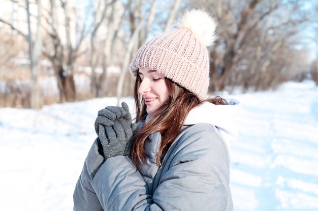 雪の冬の季節の旅行に幸せな笑顔の美しい若い女性