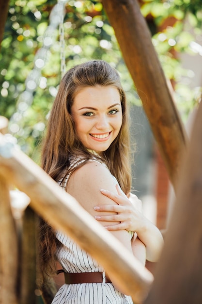 Foto una bella giovane donna sorridente all'aperto.