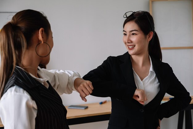 写真 美しい若い女性が微笑んでいる