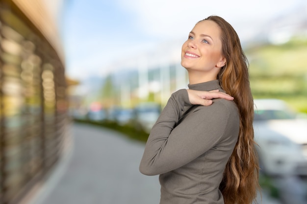 Bellissima giovane donna sorridente