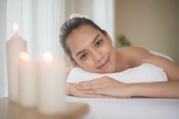 Bella giovane donna nel salone spa