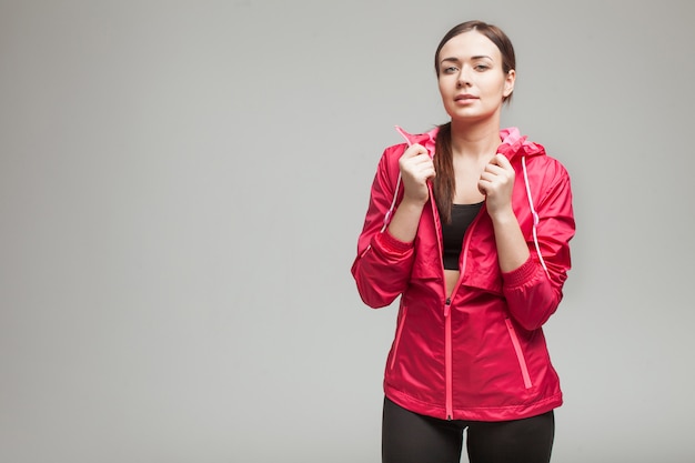 Bellissima giovane donna in abiti sportivi