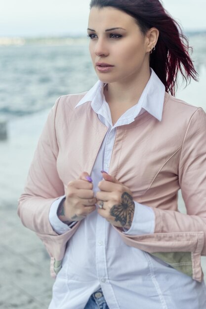 Photo beautiful young woman standing against sea