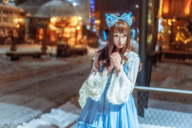 写真 夜に立っている美しい若い女性