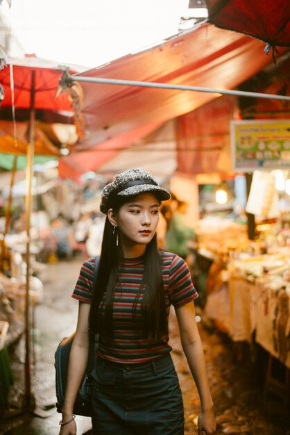 Photo beautiful young woman standing at market