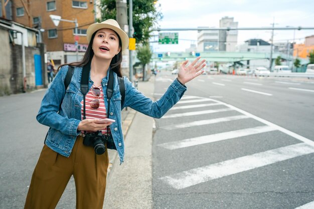 写真 道に立っている美しい若い女性