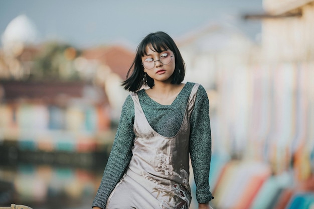 外に立っている美しい若い女性