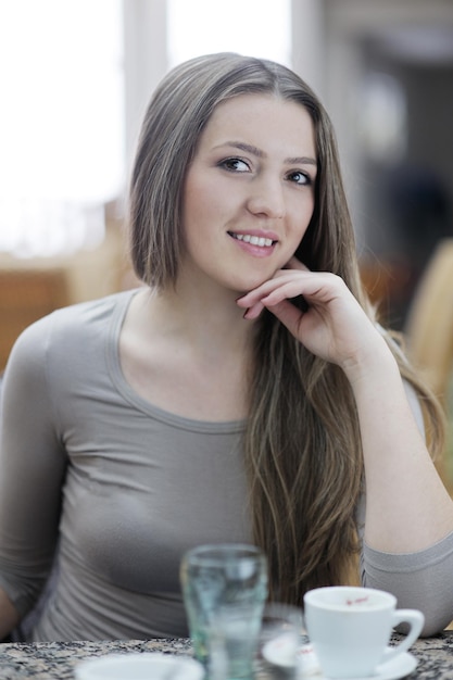 Bella giovane studentessa ritratto mentre vi rilassate in pausa caffè