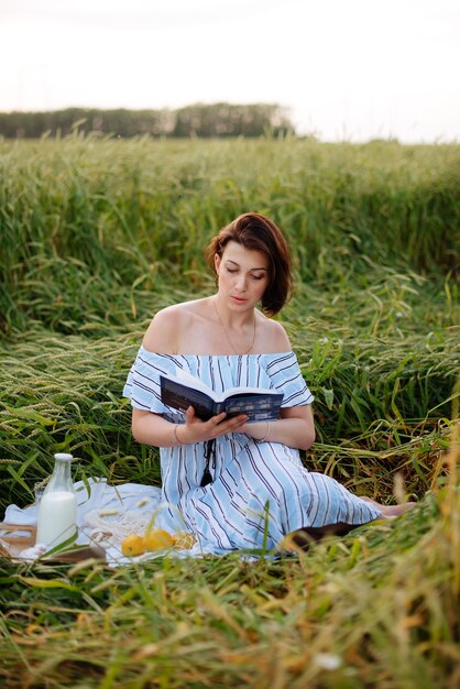 麦畑で夏の美しい若い女性