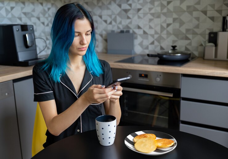 Photo beautiful young woman taking photo of her breakfast at modern kitchen