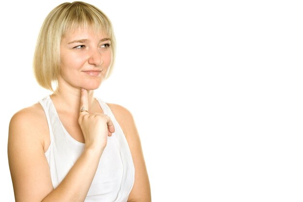 Foto bella giovane donna pensiero