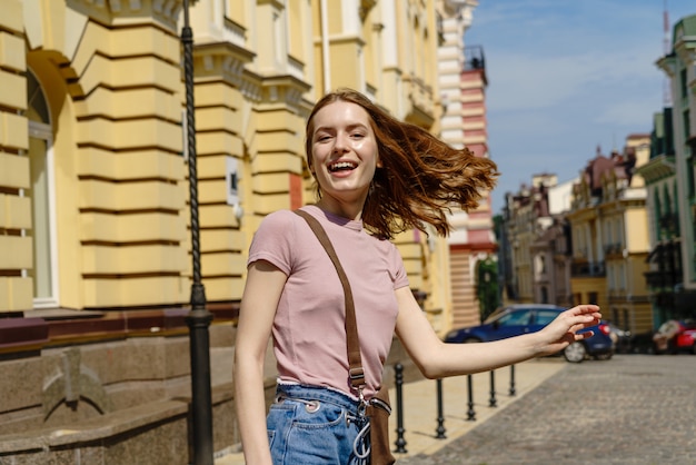 Красивый турист молодой женщины Приятная прогулка в центре города.