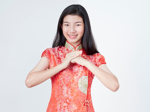 전통적인 중국 드레스에 아름 다운 젊은 여자