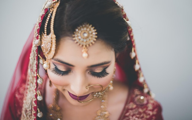 Photo beautiful young woman in traditional clothing against white background